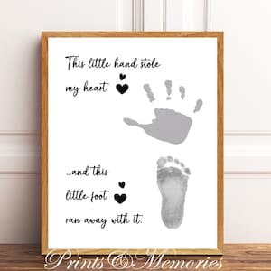 Questa piccola poesia su mani e piedi, arte di impronte di mani e impronte, ricordo del bambino, carta d'arte fai-da-te, arte della scuola materna, arredamento della scuola materna.