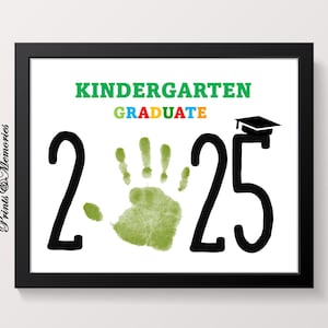 Graduado de jardín de infantes 2025, recuerdo de arte con huella de mano, plantilla imprimible, cartel de graduación de jardín de infantes, fin de año escolar, actividad escolar.
