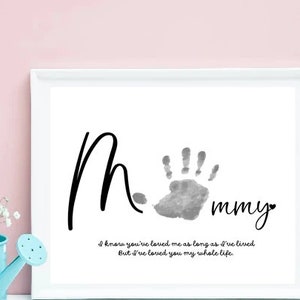 Arte de impressão manual do Dia das Mães, poema da mamãe, modelo para impressão, atividade infantil para bebês, lembrança. Artesanato de impressão manual.