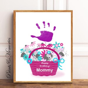 Presente de aniversário para mamãe, arte de impressão de mão em cesta de flores, artesanato para bebês e crianças pequenas. Cartão faça você mesmo, arte de impressão de mão, cartão de feliz aniversário.