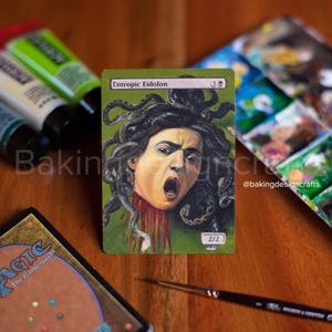 Carta MTG Alterada Pintada a Mano – Entropic Eidolon | Medusa de Caravaggio | Obra Única en Acrílico