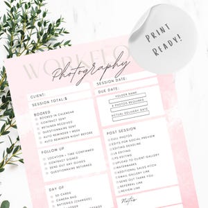 Puede incluir: Una lista de verificación rosa y blanca para fotógrafos con el título "Workflow Fotografía". La lista de verificación incluye secciones para información del cliente, detalles de la sesión, tareas reservadas, seguimiento, el día de la sesión y la post-sesión.
