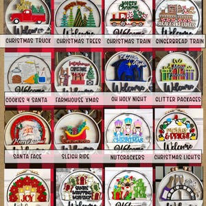 Puede incluir: Una colecci&oacute;n de diecis&eacute;is insertos circulares de madera para letreros de bienvenida navide&ntilde;os, cada uno con motivos estacionales distintos como un cami&oacute;n rojo, Santa, cascanueces y trenes sobre un fondo de cuadros rojos y negros.