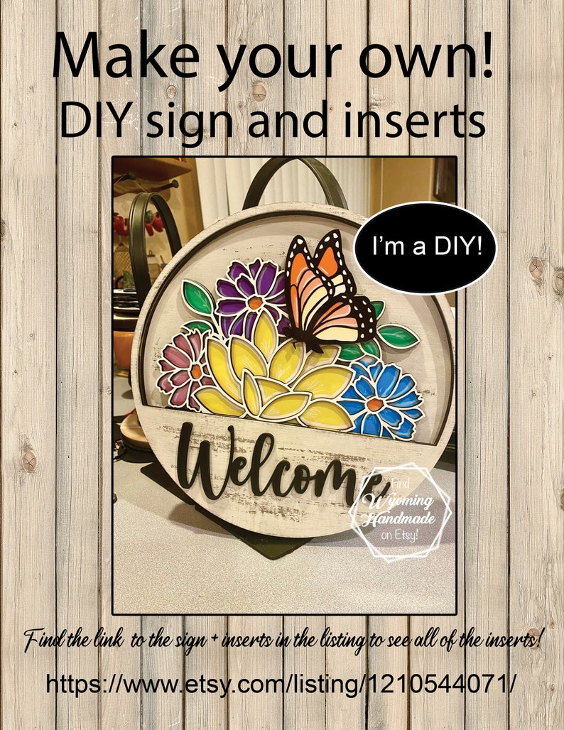 Puede incluir: Un letrero redondo de madera para manualidades con un acabado blanco desgastado y la palabra Welcome en letra cursiva negra. El letrero incluye inserciones coloridas en capas de una mariposa monarca y flores amarillas, moradas y azules. El texto dice Make your own! DIY sign and inserts, I'm a DIY!, y Find Wyoming Handmade on Etsy!