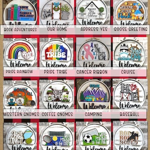 Puede incluir: Una colecci&oacute;n de diecis&eacute;is insertos circulares de madera para letreros de bienvenida con diversos temas, incluyendo libros, gnomos, deportes, orgullo y viajes. Cada inserto muestra gr&aacute;ficos y texto coloridos &uacute;nicos, como 'Welcome', 'Pride Tribe', 'Coffee Time' y 'Play Ball', dispuestos en una cuadr&iacute;cula sobre un fondo de cuadros rojos y negros.