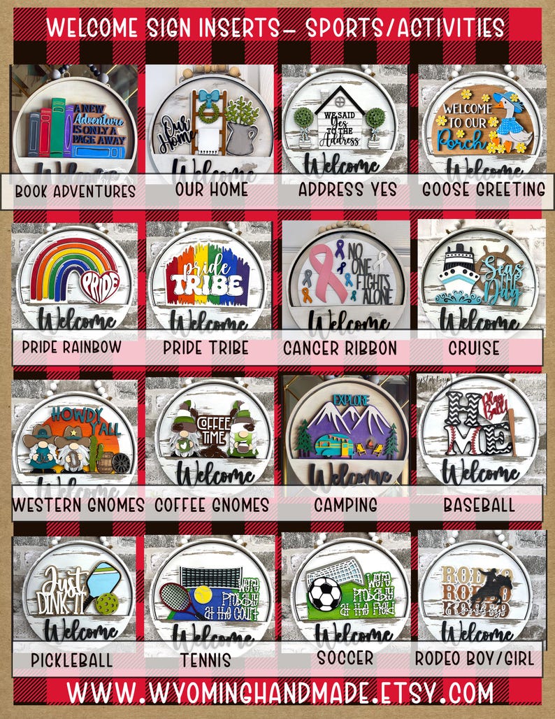Puede incluir: Una colecci&oacute;n de diecis&eacute;is insertos circulares de madera para letreros de bienvenida con diversos temas, incluyendo libros, gnomos, deportes, orgullo y viajes. Cada inserto muestra gr&aacute;ficos y texto coloridos &uacute;nicos, como 'Welcome', 'Pride Tribe', 'Coffee Time' y 'Play Ball', dispuestos en una cuadr&iacute;cula sobre un fondo de cuadros rojos y negros.