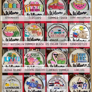 Puede incluir: Una colecci&oacute;n de diecis&eacute;is insertos circulares de madera para letreros de bienvenida con varios temas de verano, que incluyen sillas Adirondack, chanclas, un cami&oacute;n rojo, sand&iacute;a, escenas de playa, helados, castillos de arena, flamencos y dise&ntilde;os patri&oacute;ticos del 4 de julio.