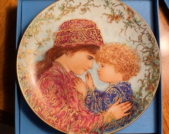 Edna Hibel "Sara and Tess" Collector Plate: 1988 Mother's Day Series