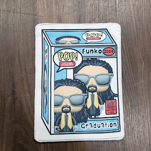 Può includere: Una figura Funko Pop! bianca e blu con il testo "College Graduate" e "Graduation" sul davanti. La figura indossa una toga da laurea nera e una fascia gialla. La figura ha una barba nera e indossa occhiali da sole. La figura tiene un microfono nella mano destra. La figura fa parte di un set in edizione limitata.