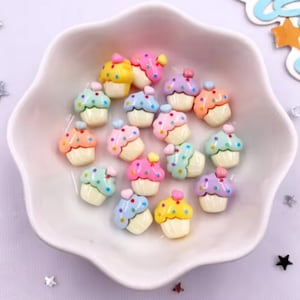 30 piezas de 1 x 1,2 cm de colores variados con forma de cupcakes de resina plana para suministros de slime