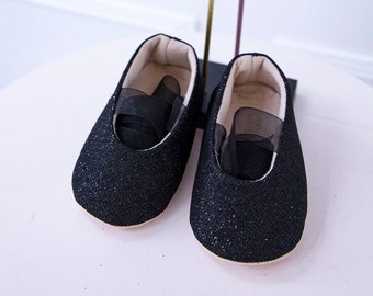 Zwarte glitter verjaardag babyslofjes, zachte meisjesschoenen, antislip zachte peuterslippers, haarspeldaccessoire, speciale gelegenheid, cadeau voor haar