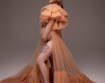 Servizio fotografico con abito premaman beige, abito da boudoir in tulle scenografico, abito da vedova, abito in stile vecchia Hollywood, taglie forti, baby shower, abbigliamento lungo da donna