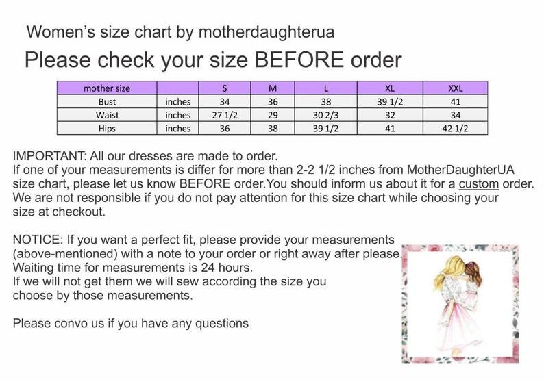 Op de afbeelding: Een maattabel voor damesjurken, met maten in inches voor de borst, taille en heupen. De tabel bevat de maten S, M, L, XL en XXL. De tekst luidt "Women's size chart by motherdaughterua Please check your size BEFORE order IMPORTANT: All our dresses are made to order. If one of your measurements is differ for more than 2-2 1/2 inches from MotherDaughterUA size chart, please let us know BEFORE order. You should inform us about it for a custom order. We are not responsible if you do not pay attention for this size chart while choosing your size at checkout. NOTICE: If you want a perfect fit, please provide your measurements (above-mentioned) with a note to your order or right away after please. Waiting time for measurements is 24 hours. If we will not get them we will sew according the size you choose by those measurements. Please convo us if you have any questions"
