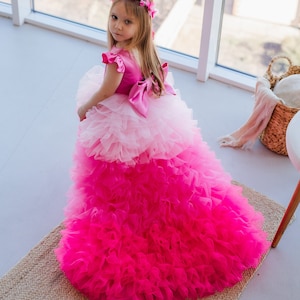 Pink Blumenmädchen Kleid mit langer Schleppe, Geburtstagskind Kleid, Ombre Ballkleid, geschwollenes mehrschichtiges Kleinkindkleid, Outfit für besondere Anlässe