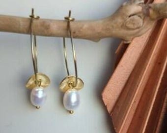 Hoop earrings with freshwater pearl, hoop earrings with pearl, hoop earrings with stone, brass earrings, dangling earrings, wedding jewelry, gold-plated, gold earrings