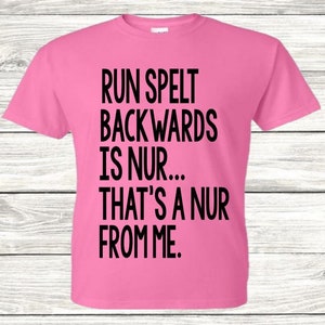 Puede incluir: Camiseta rosa con texto negro que dice "Run spelt backwards is nur... That's a nur from me."