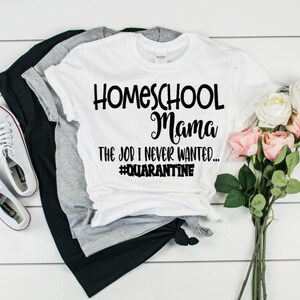 Puede incluir: Camiseta blanca con texto negro que dice "Homeschool Mama The Job I Never Wanted... #Quarantine"