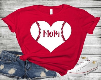Könnte beinhalten: Rotes T-Shirt mit einem weißen Baseball-Herz-Design, auf dem "MOM" in der Mitte steht.
