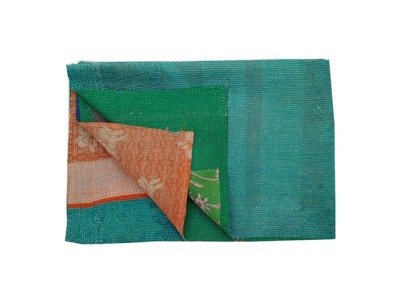 Vintage White Sari Throw Kantha Quilt Bedspread Throw Cotton Blanket Twin Size patch Quilt Kantha Quilt Kantha Sofa Cover Wall Tapestry