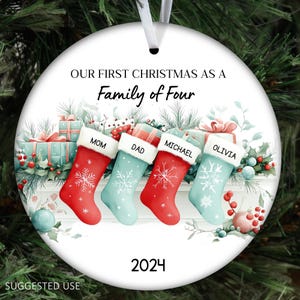 Bearbeitbare 4-köpfige Familie Weihnachtsverzierung PNG, Benutzerdefinierter Familienstrumpf PNG für Verzierung mit Namen und Jahr, Keramik-Andenken, POD