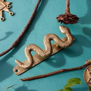 Coppia di maniglie per porte in ottone Ashanti del Ghana, 'Serpente danzante'