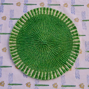 Handwoven Sisal Circle Table mat/Placemat &#39;Green Striped Edge&#39;