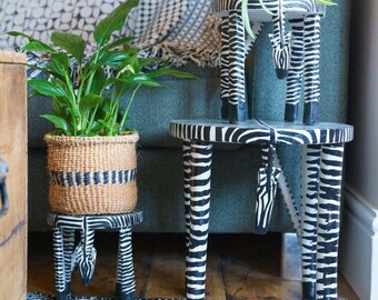 Houten Zebra handgesneden en geschilderde kruk/potstandaard 'Medium'