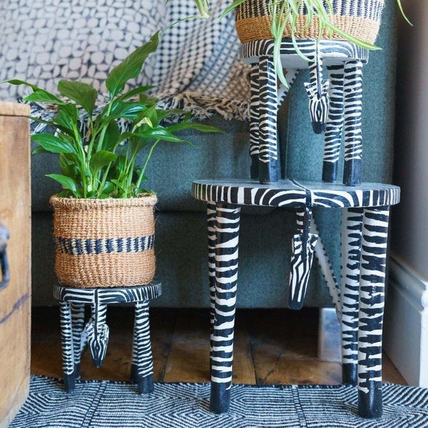 Tabouret/support pour casseroles en bois sculpté et peint à la main zèbre « Moyen »