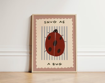 Puede incluir: Un cuadro enmarcado con un diseño de mariquita roja. La mariquita tiene manchas negras y está sobre un fondo beige con rayas verticales grises. El texto "SNUG AS A BUG" se muestra arriba y abajo de la mariquita.