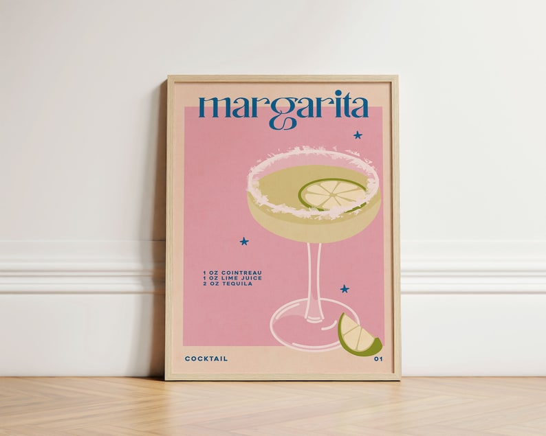 Peut inclure: Une affiche rose et blanche avec le texte "margarita" en bleu et un graphique d'un cocktail margarita avec un quartier de citron vert. La recette est indiqu&eacute;e comme 1 oz de Cointreau, 1 oz de jus de citron vert et 2 oz de tequila. L'affiche est intitul&eacute;e "cocktail 01".