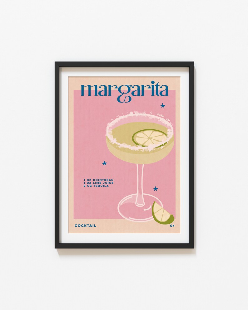 Peut inclure: Une affiche illustr&eacute;e rose et blanche avec le texte "margarita" en bleu. L'affiche repr&eacute;sente un verre &agrave; cocktail rempli d'un liquide jaune clair et un quartier de citron vert. La recette est indiqu&eacute;e sous le verre&nbsp;: 1&nbsp;oz de Cointreau, 1&nbsp;oz de jus de citron vert, 2&nbsp;oz de tequila. Le texte "Cocktail" est sous la recette et le num&eacute;ro "01" est dans le coin inf&eacute;rieur droit.