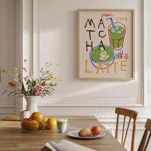 Peut inclure: Une illustration encadr&eacute;e d'un latte au matcha vert avec le texte "Japon 1999 Matcha Latte" et les caract&egrave;res japonais pour "Matcha" en rouge.