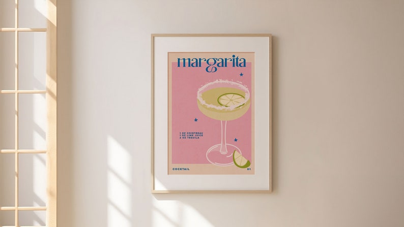Peut inclure: Une affiche rose et blanche avec le texte "margarita" en bleu et blanc. L'affiche repr&eacute;sente un verre de margarita avec un quartier de citron vert et un fond rose. Le texte "cocktail" est en bas de l'affiche.