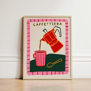 Puede incluir: Una ilustración enmarcada de una cafetera roja y naranja vertiendo café en una taza rayada rosa. El texto "CAFFETTIERA" está escrito en letras verdes y amarillas en la parte superior de la imagen.