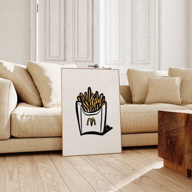 K&ouml;nnte beinhalten: Eine Schwarzwei&szlig;illustration einer Schachtel Pommes Frites mit dem McDonald's-Logo an der Seite. Die Pommes sind gelb und die Schachtel ist wei&szlig; mit schwarzem Umriss. Die Illustration ist auf wei&szlig;em Hintergrund.