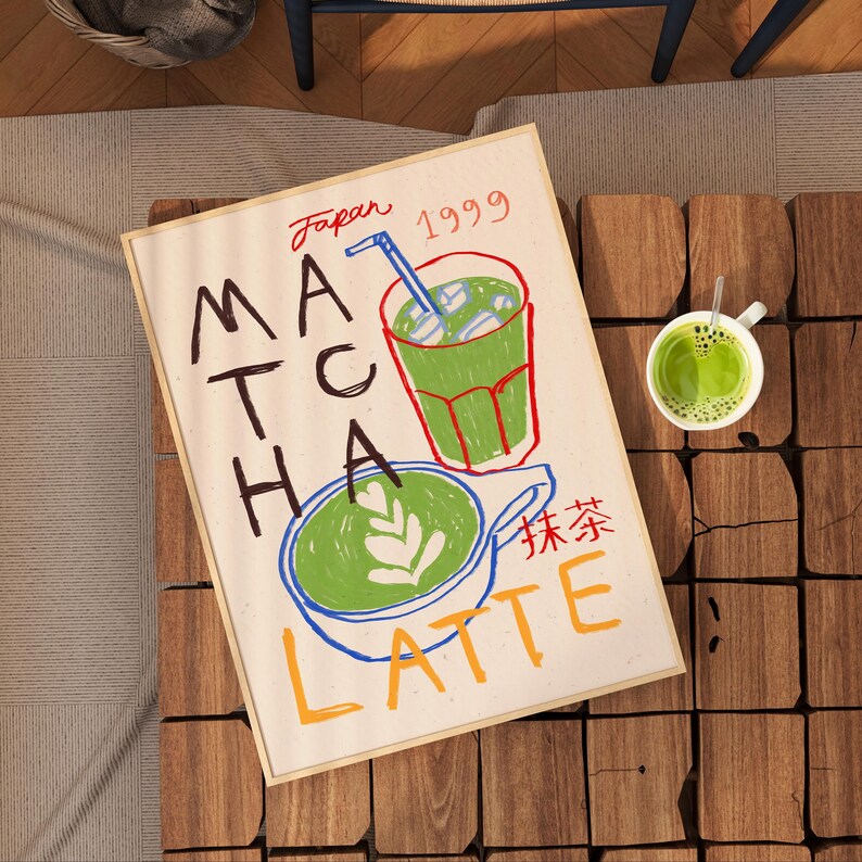 Peut inclure: Une affiche de style vintage avec une illustration dessin&eacute;e &agrave; la main de deux verres de latte au matcha. L'affiche est beige avec du texte bleu, rouge et jaune qui dit "Japon 1999 Matcha Latte" et "抹茶".