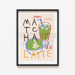 Peut inclure: Une illustration encadr&eacute;e d'un latte au matcha vert et d'un verre de matcha glac&eacute; avec le texte "Japon 1999" et "Matcha Latte" en lettres manuscrites color&eacute;es.