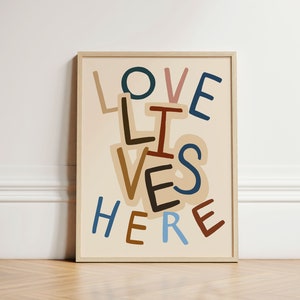 Love Lives Here Print, Abstrakter Print, Home Decor Inspo, Wanddeko, ästhetischer Raum, Wandkunst, Galeriewand, Wohnung Wandkunst, UNGERAHMT