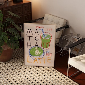 Peut inclure: Une illustration encadr&eacute;e d'un latte au matcha vert et d'un verre de matcha glac&eacute; avec le texte "Japan 1999 Matcha Latte" et les caract&egrave;res japonais pour "Matcha" en rouge.