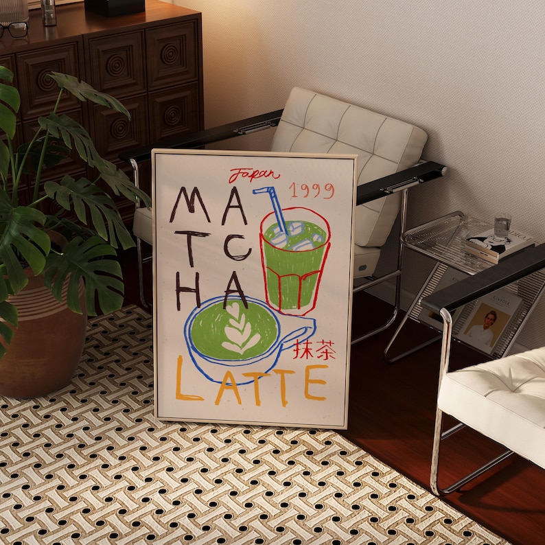 Peut inclure: Une illustration encadr&eacute;e d'un latte au matcha vert et d'un verre de matcha glac&eacute; avec le texte "Japan 1999 Matcha Latte" et les caract&egrave;res japonais pour "Matcha" en rouge.