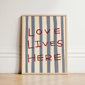 Love Lives Here Druck, Illustration Wandkunst, Boho Typografie Poster, Home Sweet Home, Handgezeichnete Küchen Drucke, Retro Wand, UNGERAHMT