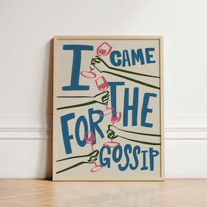 Pode incluir: Uma impressão emoldurada bege com o texto "I came for the gossip" em azul e rosa. O texto é rodeado por ilustrações verdes e brancas de mãos segurando taças de vinho.