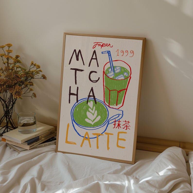 Peut inclure: Une illustration color&eacute;e d'un latte au matcha et d'un verre de matcha glac&eacute; avec le texte "Japon 1999 Matcha Latte" et les caract&egrave;res japonais pour "matcha" en rouge.