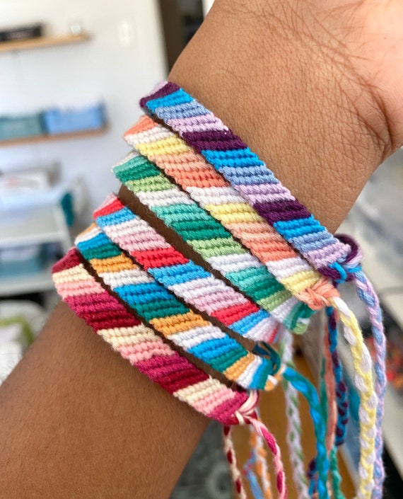 Bracelets d'amitié personnalisés à rayures de bonbons, bracelets à cordes  tissées colorées -  Canada