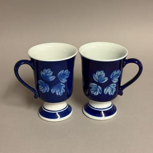 Vintage DesignPac Blue Pedestal Mugs – Set of 2 | Leaf Pattern Ceramic Coffee Cups | Cottagecore Tea Mugs | Blue & White Stoneware Gift