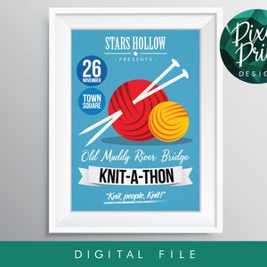 Könnte beinhalten: Ein blaues Plakat mit weißem Text, der "Stars Hollow Presents" und "Old Muddy River Bridge Knit-A-Thon" lautet, mit dem Datum "26. November" und dem Ort "Town Square". Das Plakat zeigt zwei Wollknäuel, eines rot und eines gelb, mit Stricknadeln.