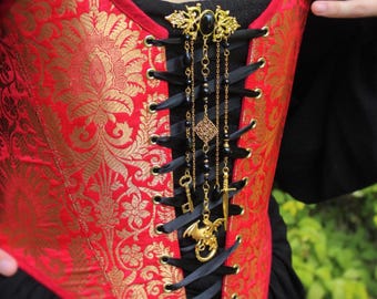 Złota broszka w kształcie smoka z kasztelanii, czarna onyksowa broszka w stylu gotycko-fantastycznym, dodatek do larpów
