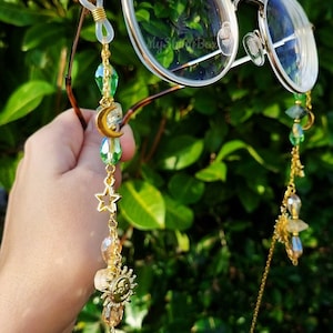 Green gemstone eyeglass chain, handcrafted glasses chain, eyeglass chain fantasy, glasses chain goth, celestial glasses holder, witchy gifts