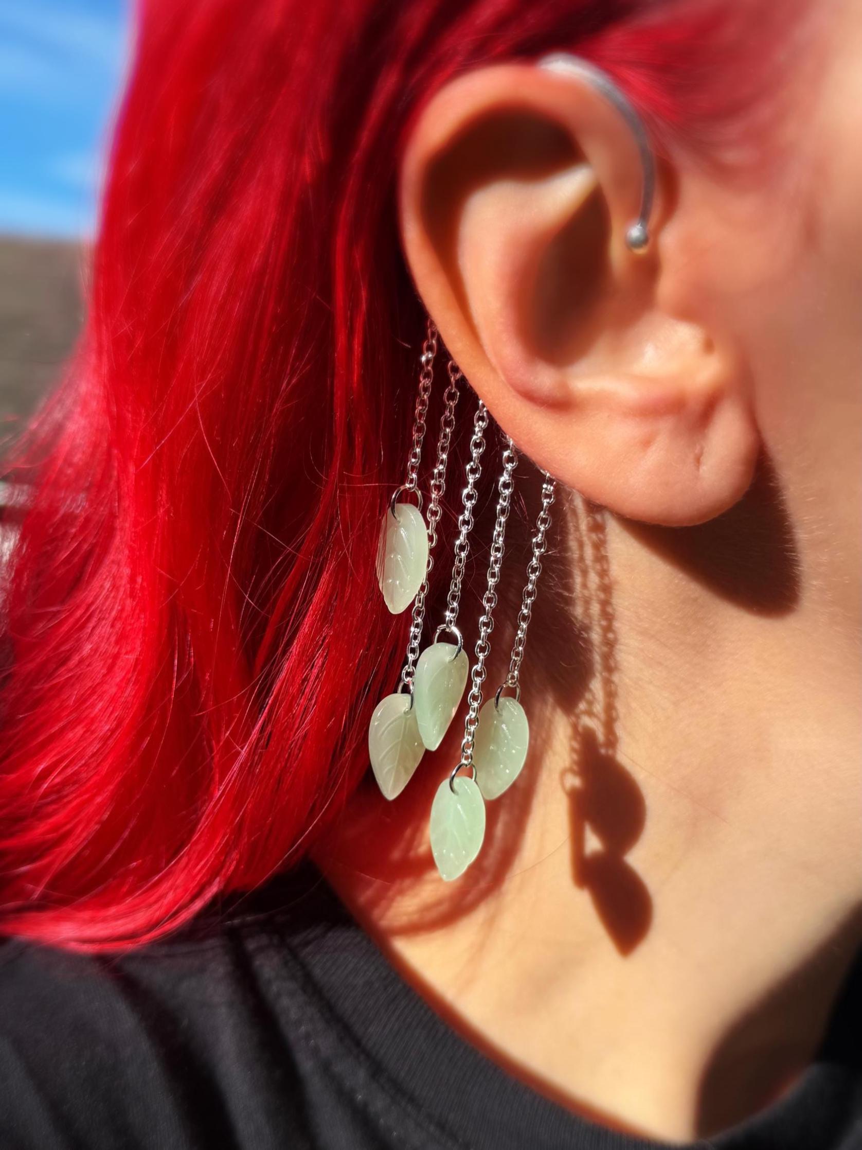 LULI Art Bijoux - orecchini a lobo con piccola foglia di edera. - Luli Art Bijoux
