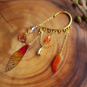 Herbstfee Ohrmanschette mit orange farbenem Achat, Kein Piercing Ohrschmuck, Fairycore Schmuck, goldene Schmetterlingsflügel Ohrringe